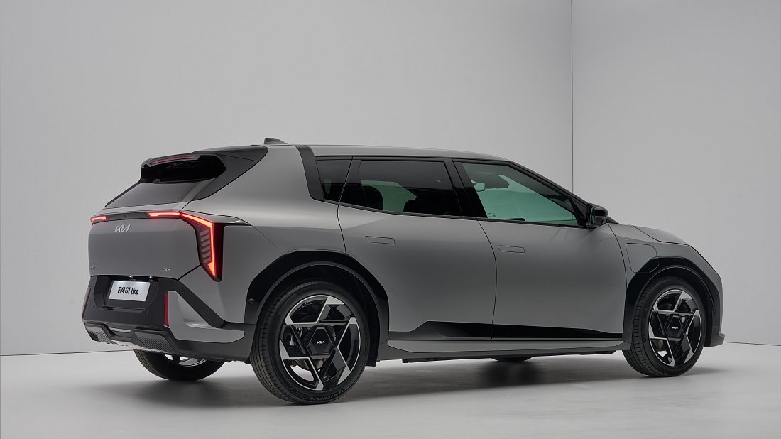 Kia EV4 Hatchback Long Range (2025-…) задняя часть в три четверти, вид в три четверти, диагональ, экстерьер