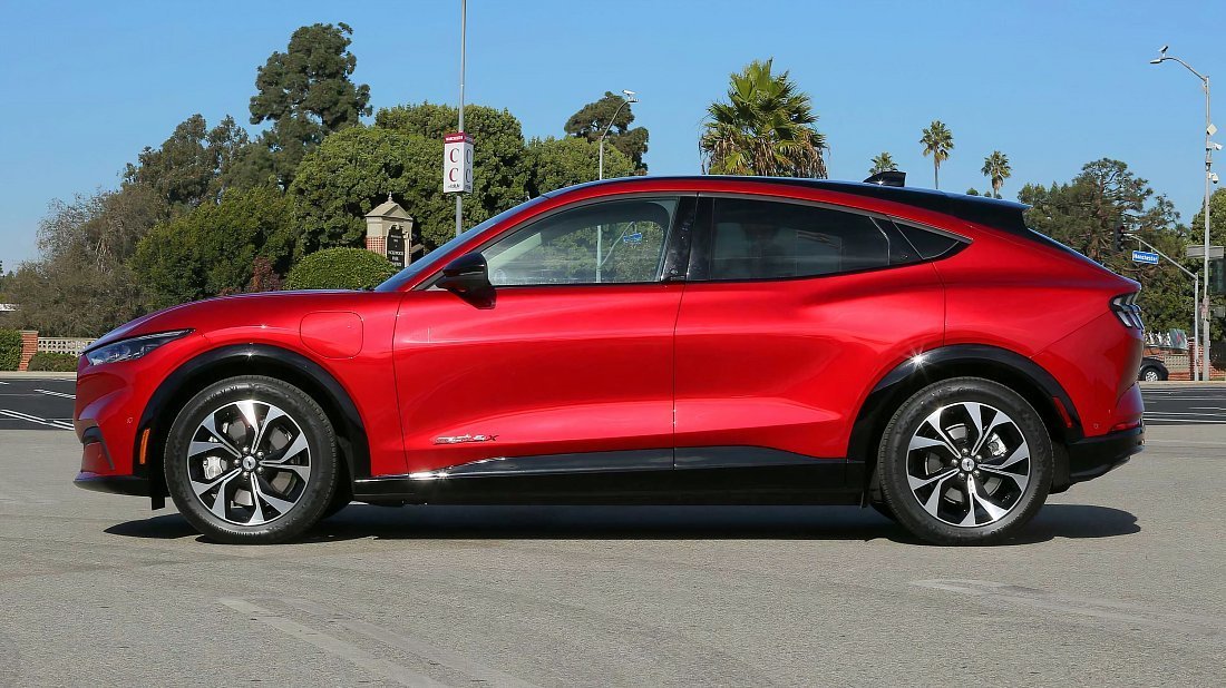 Ford Mustang Mach-E Extended Range AWD (2023-…) вид сбоку, силуэт, двери, колеса, экстерьер