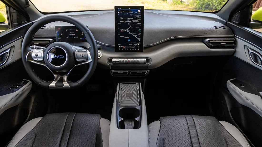 BYD Dolphin Surf Comfort (2025-…) интерьер, переднее сиденье, водительское сиденье, приборная панель, рулевое колесо, информационно-развлекательная система, кокпит