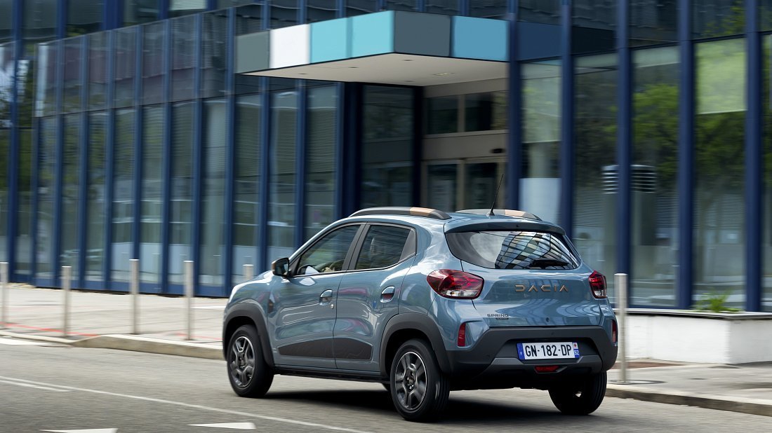 Dacia Spring Electric 65 (2023-2024) задняя часть в три четверти, вид в три четверти, диагональ, экстерьер