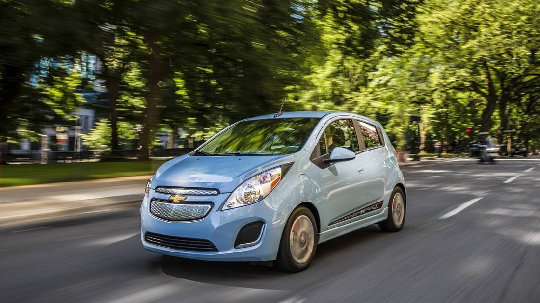 Chevrolet Spark EV 19 kWh (2015-2017) вид спереди, спереди сбоку, по диагонали, экстерьер