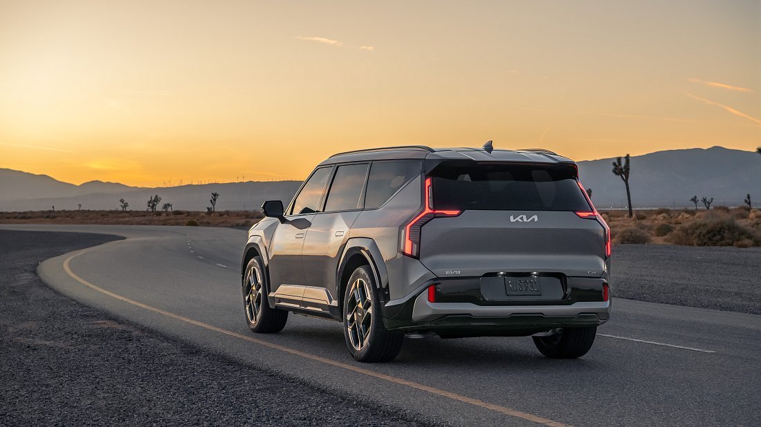 Kia EV9 GT (2025-…) задняя часть в три четверти, вид в три четверти, диагональ, экстерьер