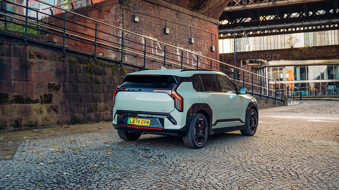Kia EV3 Standard Range (2024-…) задняя часть в три четверти, вид в три четверти, диагональ, экстерьер