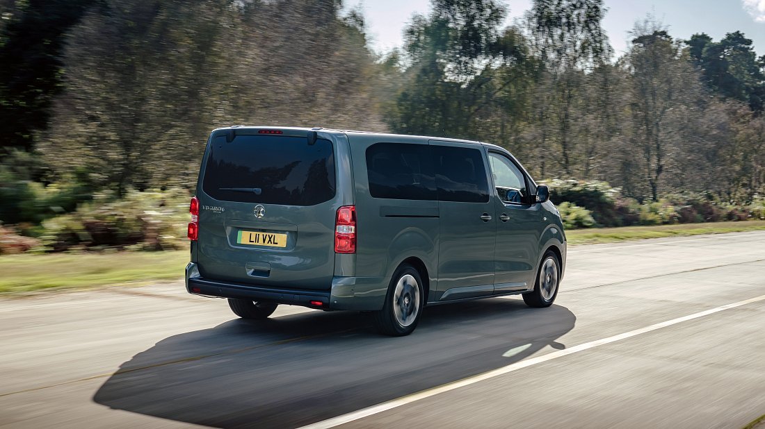 Opel Zafira Electric Life L3 50 kWh (2024-...) задняя часть в три четверти, вид в три четверти, диагональ, экстерьер