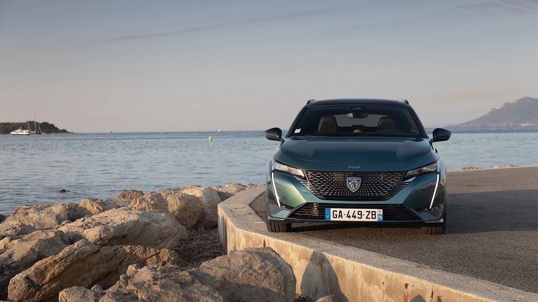 Peugeot e-308 Station Wagon (2023-…) передняя часть, решетка радиатора, фары, бампер, экстерьер