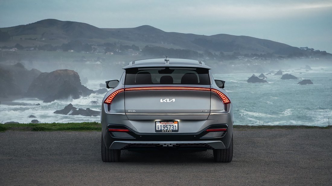Kia EV6 Long Range AWD (2021-2024) вид сзади, задние фонари, багажник, спойлер, эмблема, бампер, экстерьер