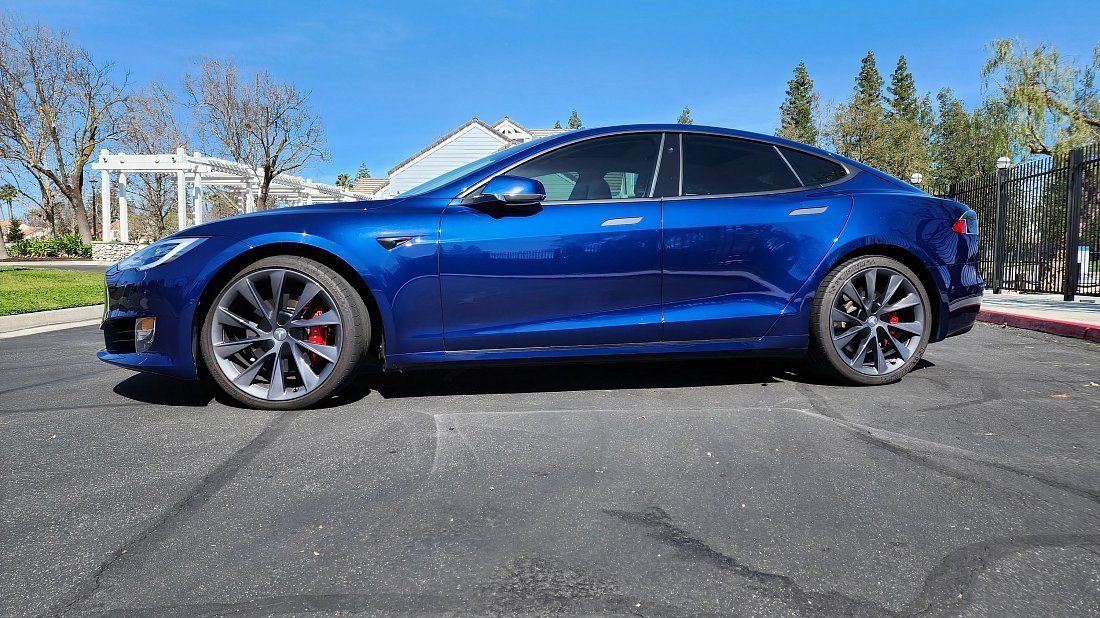 Tesla Model S P100D (2016-2019) вид сбоку, силуэт, двери, колеса, экстерьер