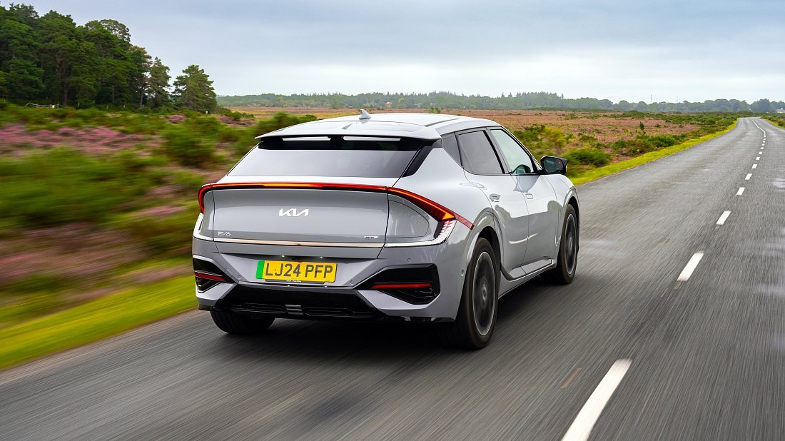 Kia EV6 Standard Range RWD (2024-…) задняя часть в три четверти, вид в три четверти, диагональ, экстерьер