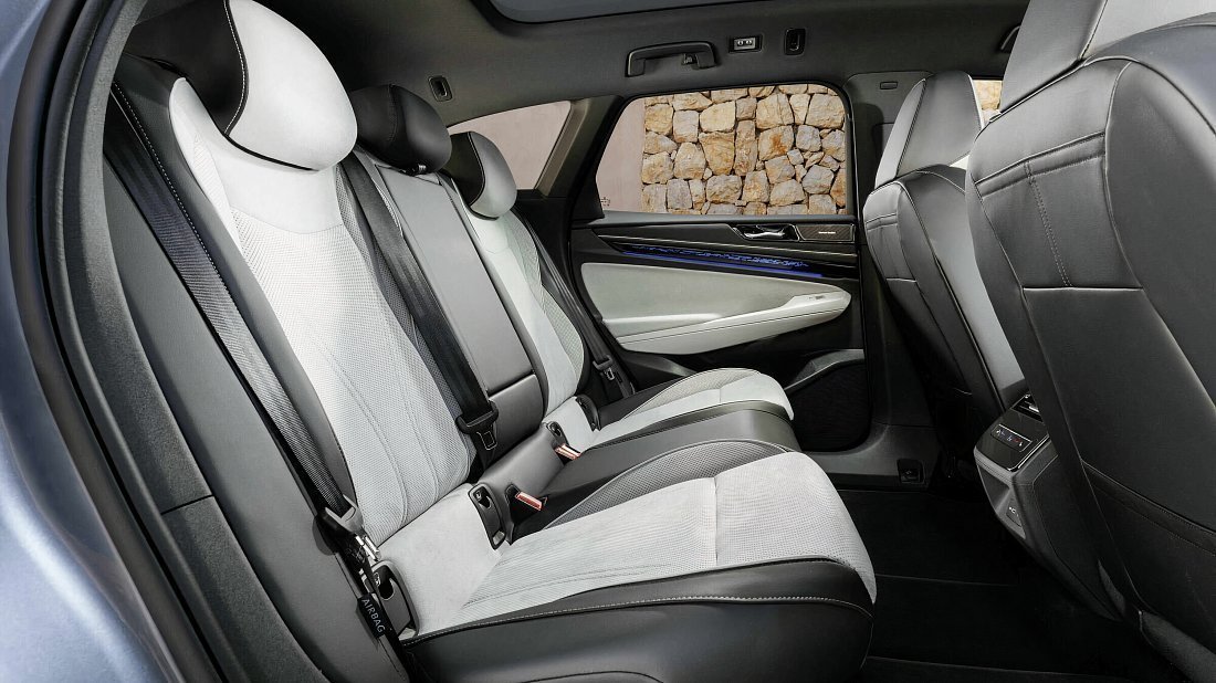 Volkswagen ID.7 Tourer Pro (2024-…) задние сиденья, пассажирские сиденья, пространство для ног, пространство над головой, интерьер