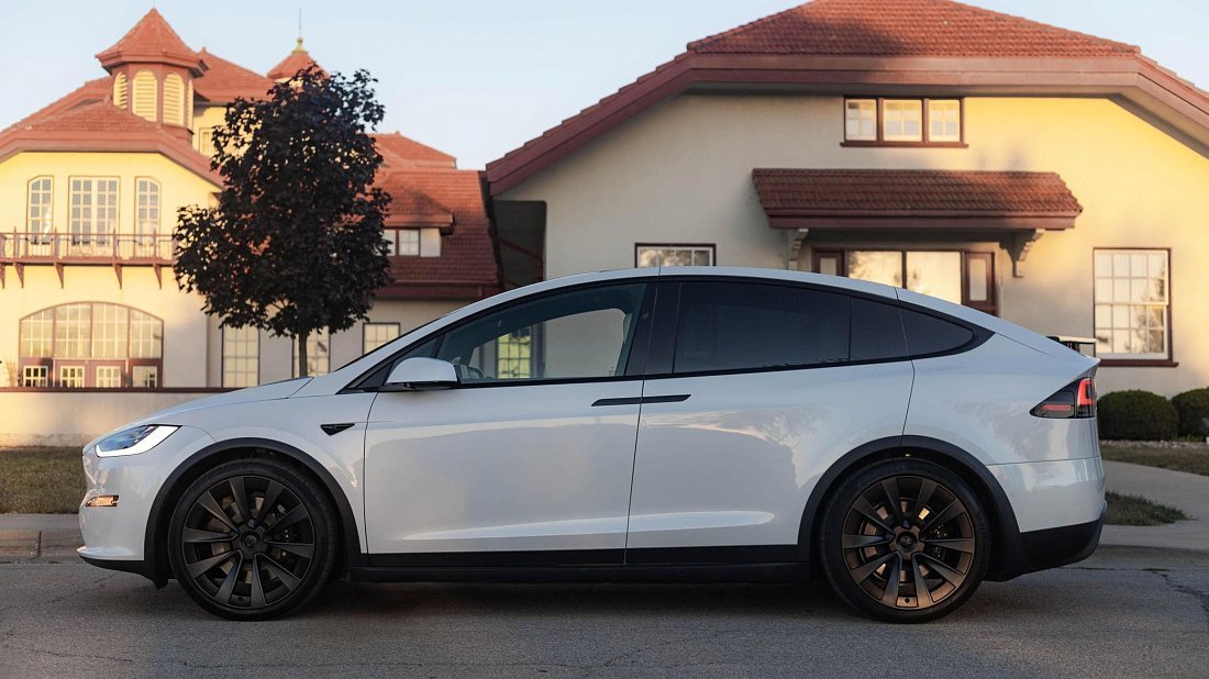 Tesla Model X Plaid (2025-…) вид сбоку, силуэт, двери, колеса, экстерьер