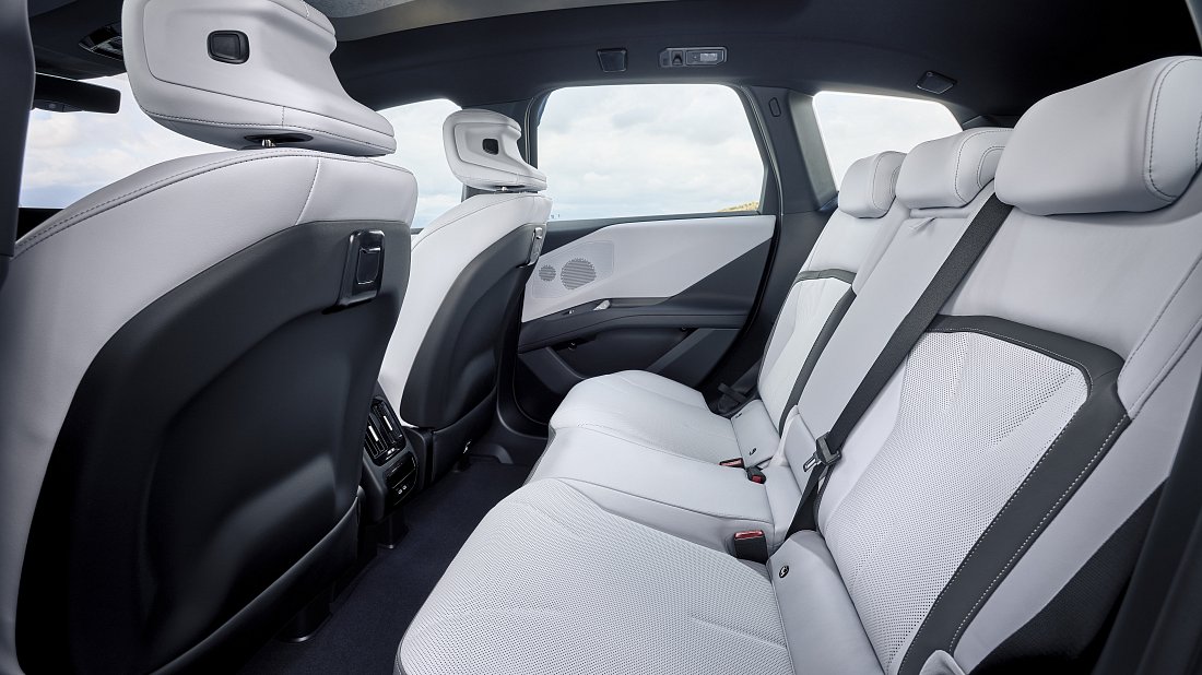 Фото BMW iX3 50 xDrive (2025-…) задние и пассажирские сиденья