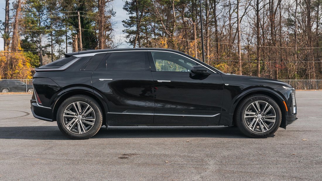 Фото Cadillac Lyriq AWD (2022-…) вид сбоку