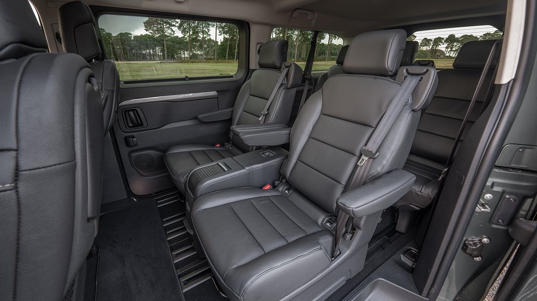 Opel Zafira Electric Life L3 50 kWh (2024-...) задние сиденья, пассажирские сиденья, пространство для ног, пространство над головой, интерьер