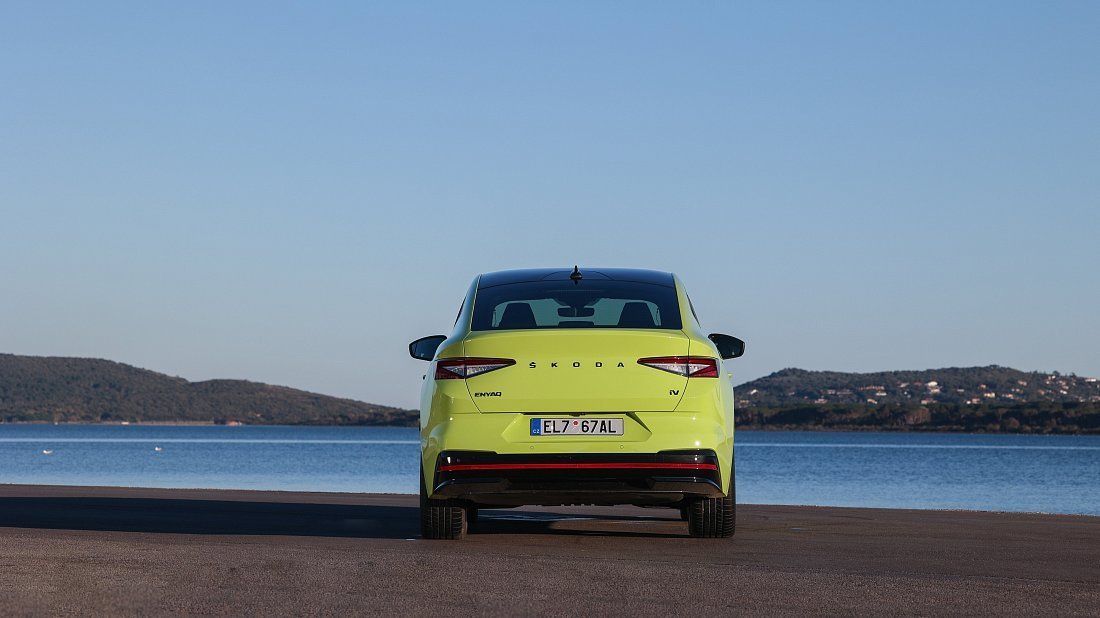 Škoda Enyaq Coupe RS (2023-2025) вид сзади, задние фонари, багажник, спойлер, эмблема, бампер, экстерьер