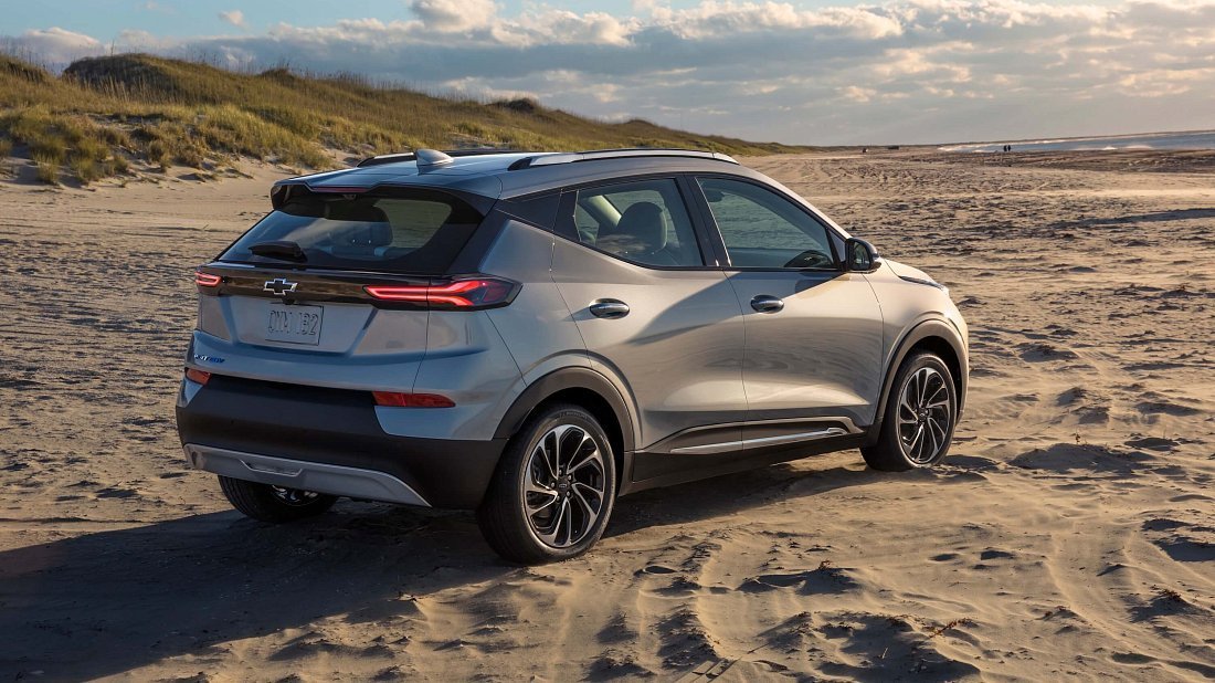 Chevrolet Bolt EUV Gen 1 (2022-2023) задняя часть в три четверти, вид в три четверти, диагональ, экстерьер