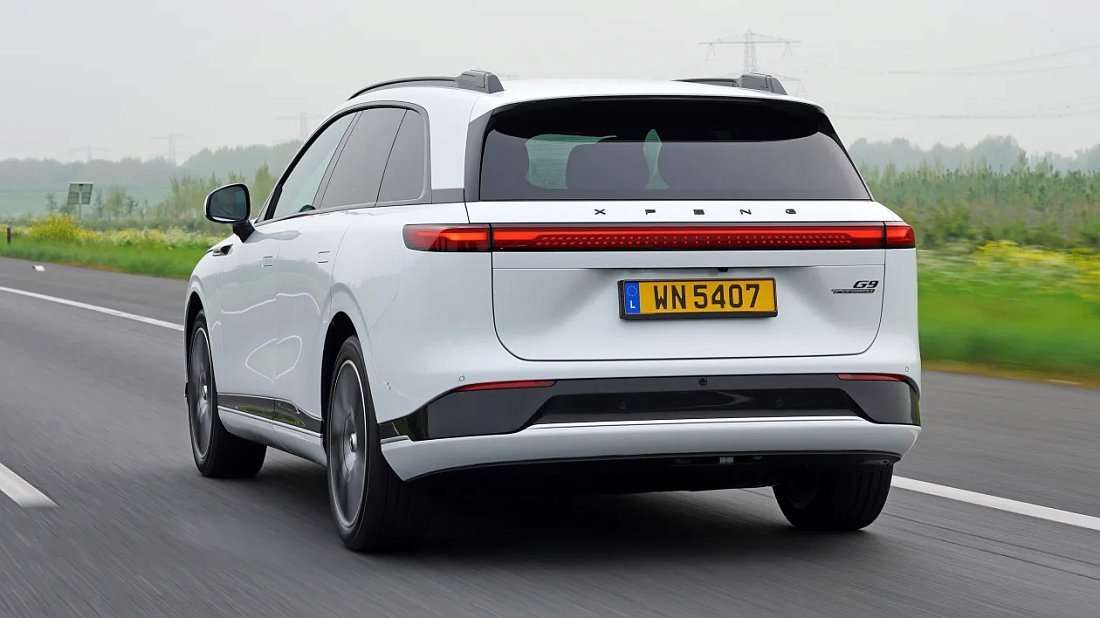 XPENG G9 AWD Performance (2023-…) вид сзади, задние фонари, багажник, спойлер, эмблема, бампер, экстерьер