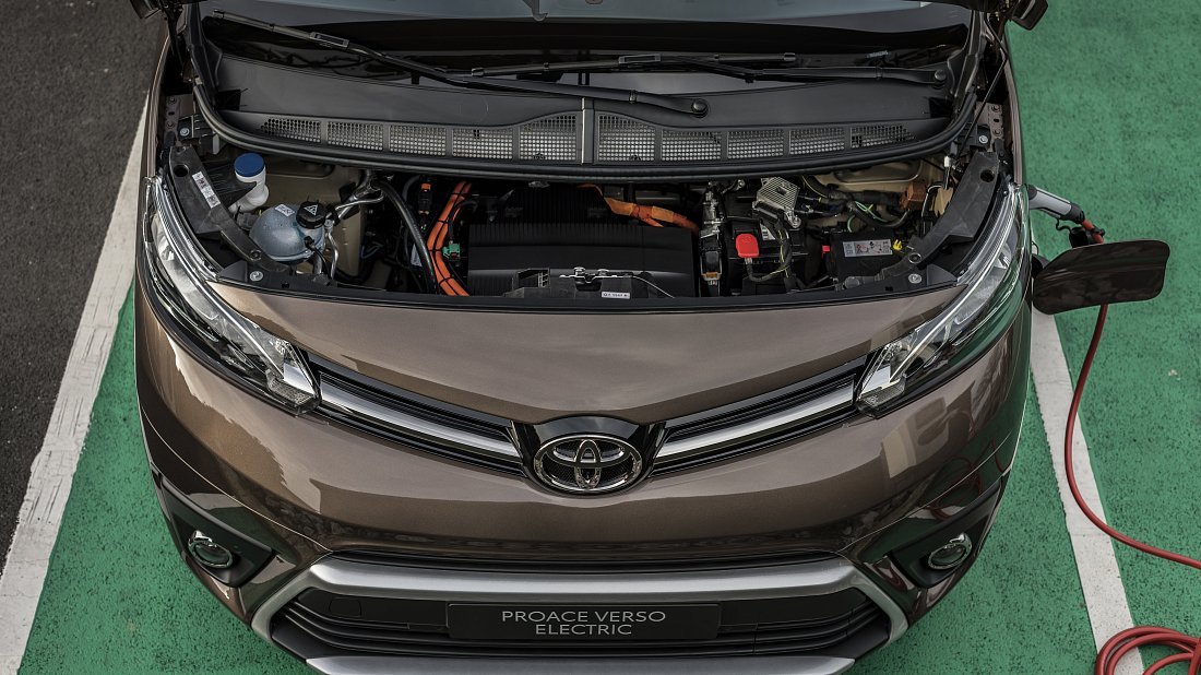 Toyota Proace Verso Electric M 50 kWh (2021-2024) передний багажник (frunk), под капотом, место для хранения, груз, вместимость, дополнительное пространство