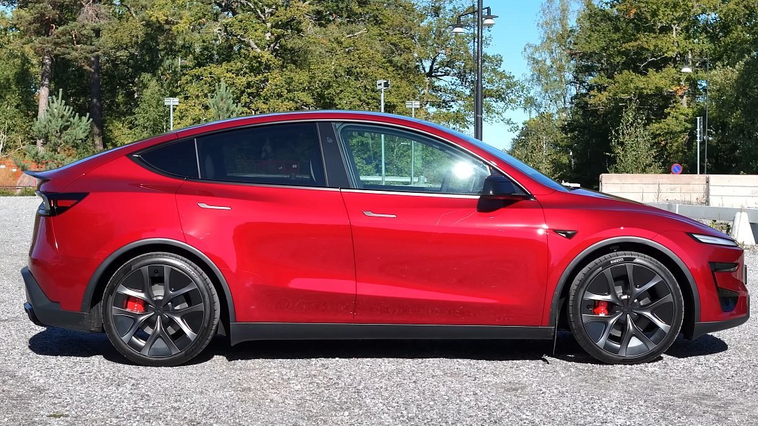 Фото Tesla Model Y Performance (2025-...) вид сбоку
