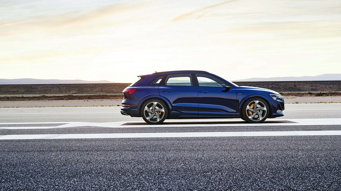 Audi e-tron S (2020-2022) вид сбоку, силуэт, двери, колеса, экстерьер