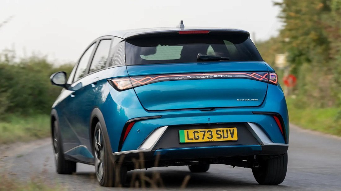 BYD Dolphin Active (2024-…) вид сзади, задние фонари, багажник, спойлер, эмблема, бампер, экстерьер