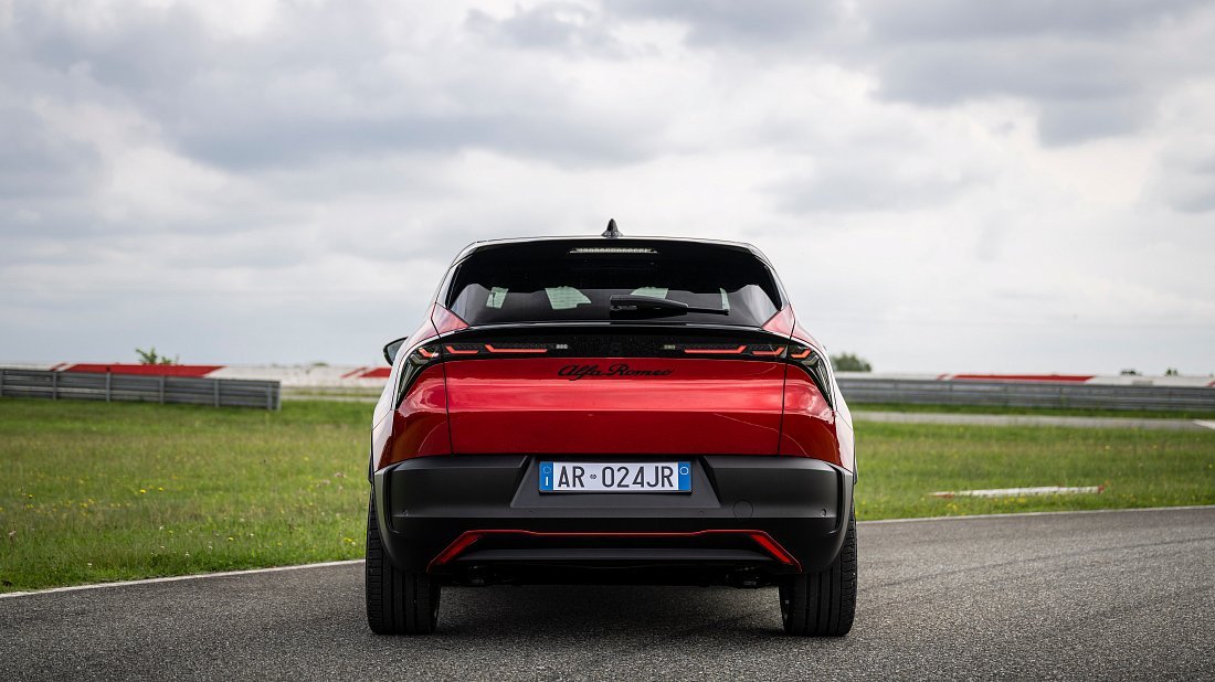 Фото Alfa Romeo Junior Elettrica 54 kWh (2024-...) вид сзади, задние фонари