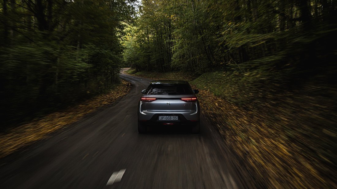 DS 3 Crossback E-Tense (2020-2022) вид сзади, задние фонари, багажник, спойлер, эмблема, бампер, экстерьер