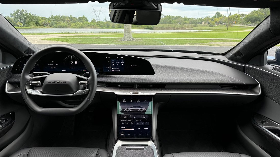 Lucid Air Pure RWD (2022-…) интерьер, переднее сиденье, водительское сиденье, приборная панель, рулевое колесо, информационно-развлекательная система, кокпит