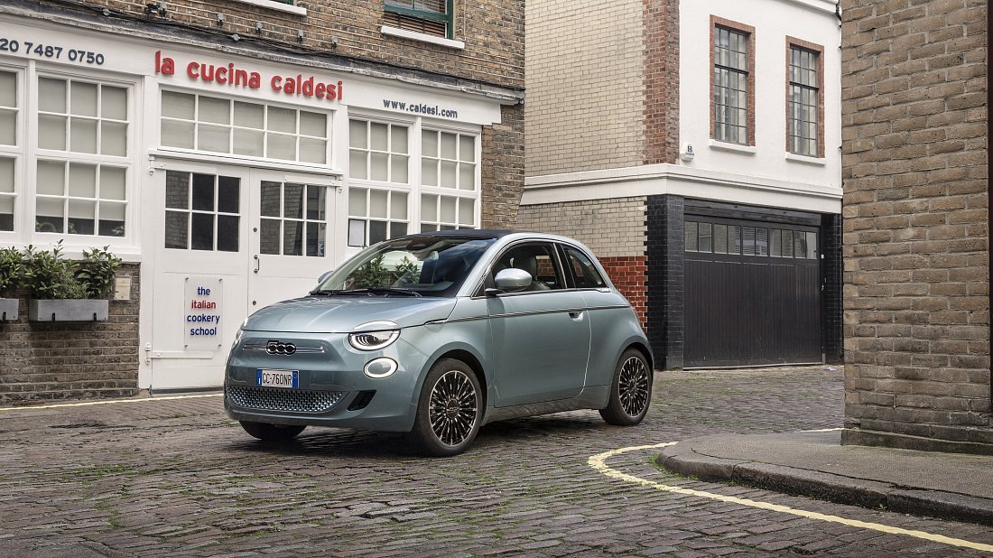 Fiat 500e Cabrio 24 kWh (2022-…) вид спереди, спереди сбоку, по диагонали, экстерьер