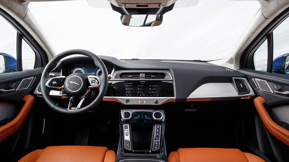 Jaguar I-Pace EV400 (2018-2020) интерьер, переднее сиденье, водительское сиденье, приборная панель, рулевое колесо, информационно-развлекательная система, кокпит