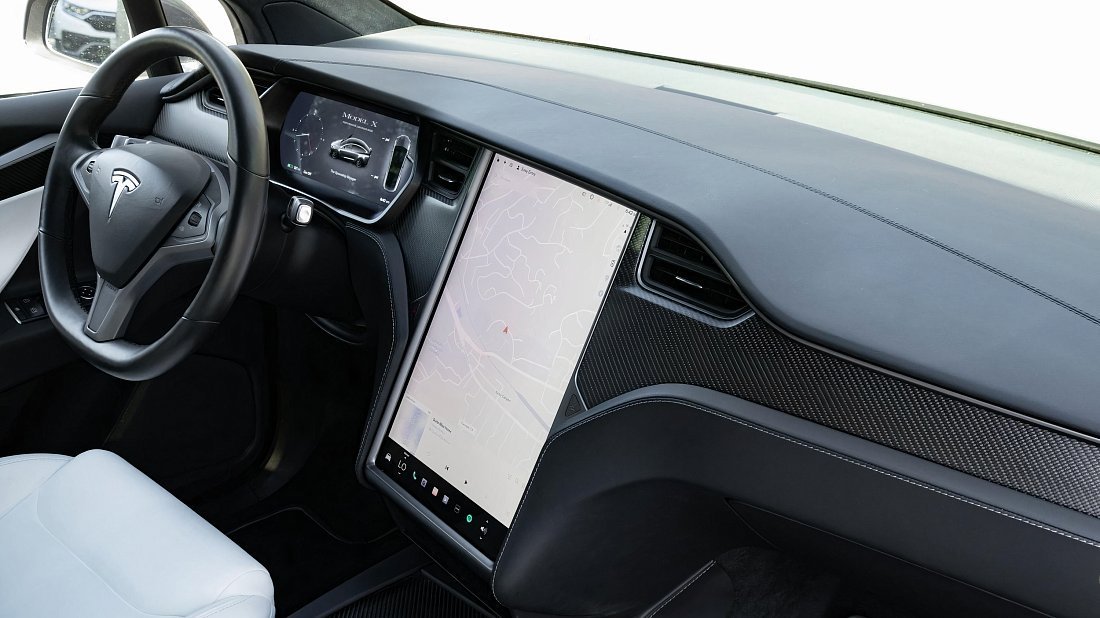 Tesla Model X P100D (2016-2019) интерьер, переднее сиденье, водительское сиденье, приборная панель, рулевое колесо, информационно-развлекательная система, кокпит