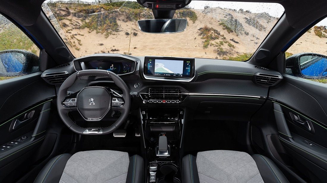 Peugeot e-208 50 kWh (2021-2023) интерьер, переднее сиденье, водительское сиденье, приборная панель, рулевое колесо, информационно-развлекательная система, кокпит