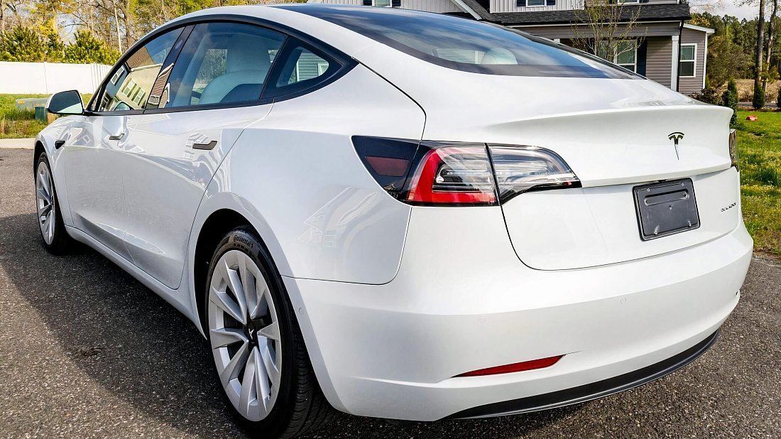 Tesla Model 3 Long Range AWD (2018-2023) задняя часть в три четверти, вид в три четверти, диагональ, экстерьер