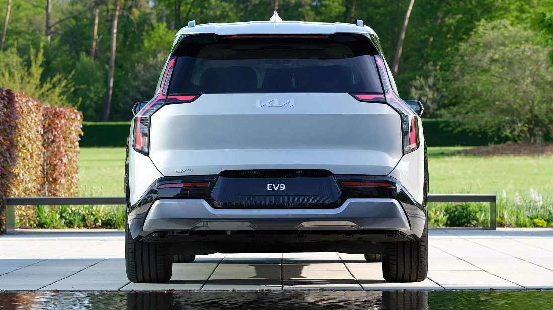 Kia EV9 Standard Range RWD (2023-…) вид сзади, задние фонари, багажник, спойлер, эмблема, бампер, экстерьер