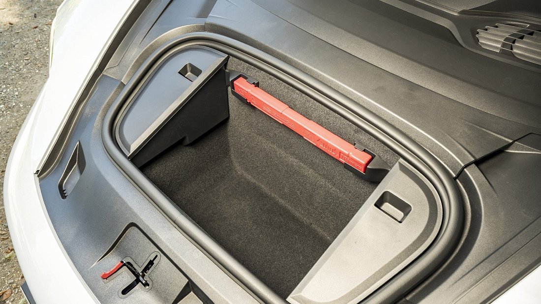 Porsche Taycan 4S Plus (2024-…) передний багажник (frunk), под капотом, место для хранения, груз, вместимость, дополнительное пространство