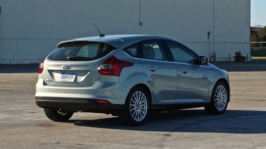 Ford Focus Electric 23 kWh (2011-2017) задняя часть в три четверти, вид в три четверти, диагональ, экстерьер