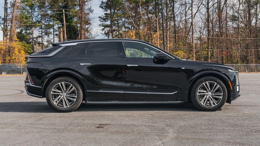 Фото Cadillac Lyriq RWD (2022-…) вид сбоку