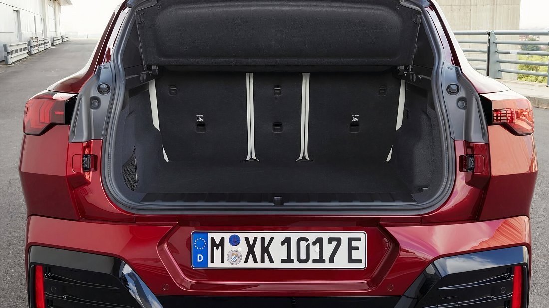 BMW iX2 eDrive20 (2024-…) багажник, сиденья подняты, грузовое пространство, объем багажника, вместимость багажника, место для хранения