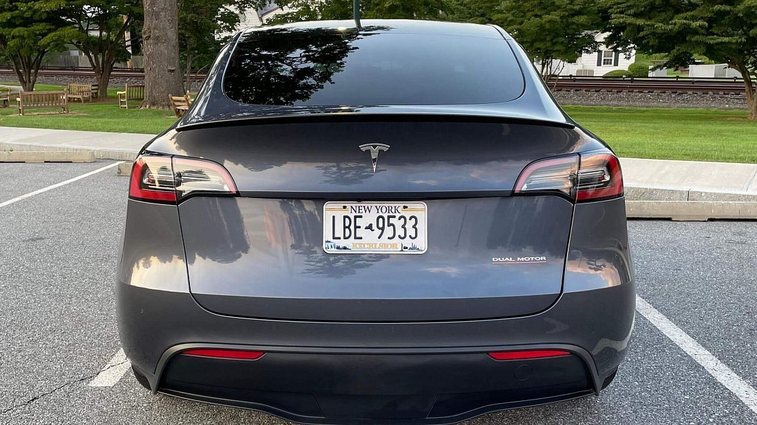 Tesla Model Y Performance (2020-2025) вид сзади, задние фонари, багажник, спойлер, эмблема, бампер, экстерьер