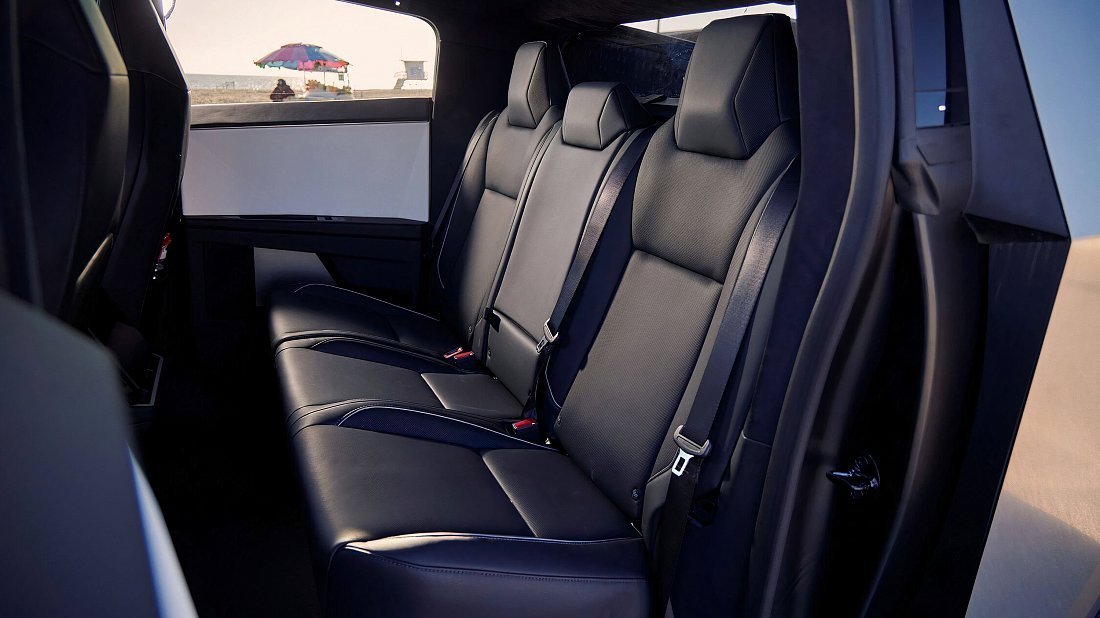 Tesla Cybertruck All-Wheel Drive (2023-…) задние сиденья, пассажирские сиденья, пространство для ног, пространство над головой, интерьер