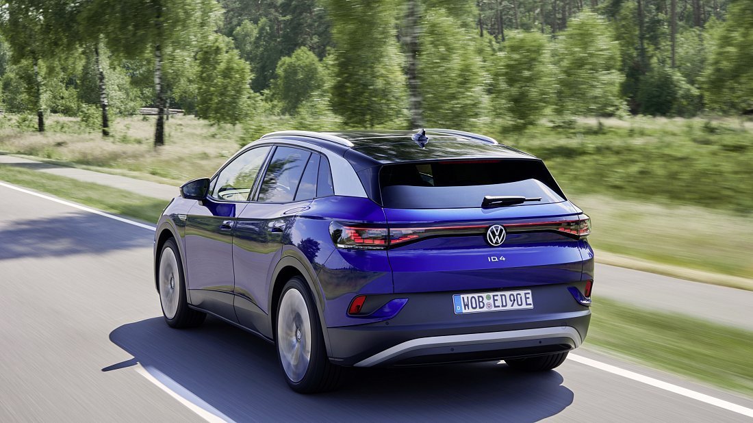 Volkswagen ID.4 Pro (2022-2023) вид сзади, задние фонари, багажник, спойлер, эмблема, бампер, экстерьер