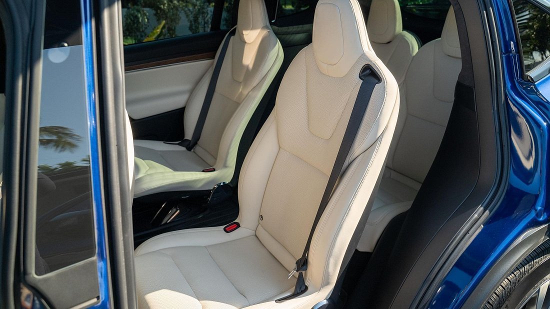 Tesla Model X Dual Motor (2021-…) задние сиденья, пассажирские сиденья, пространство для ног, пространство над головой, интерьер