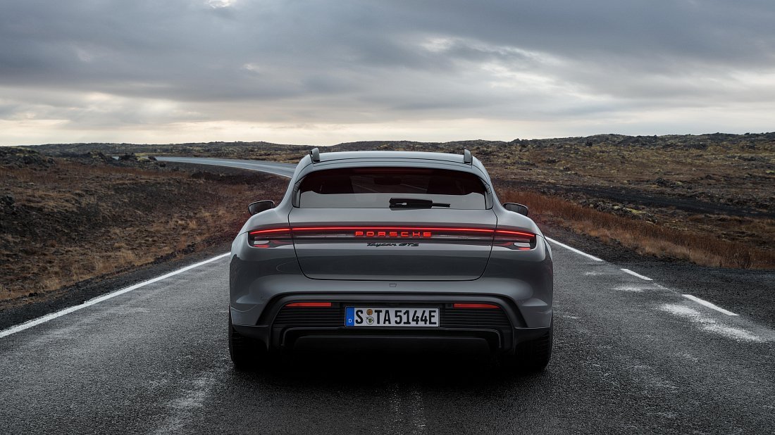 Porsche Taycan GTS Sport Turismo (2024-...) вид сзади, задние фонари, багажник, спойлер, эмблема, бампер, экстерьер