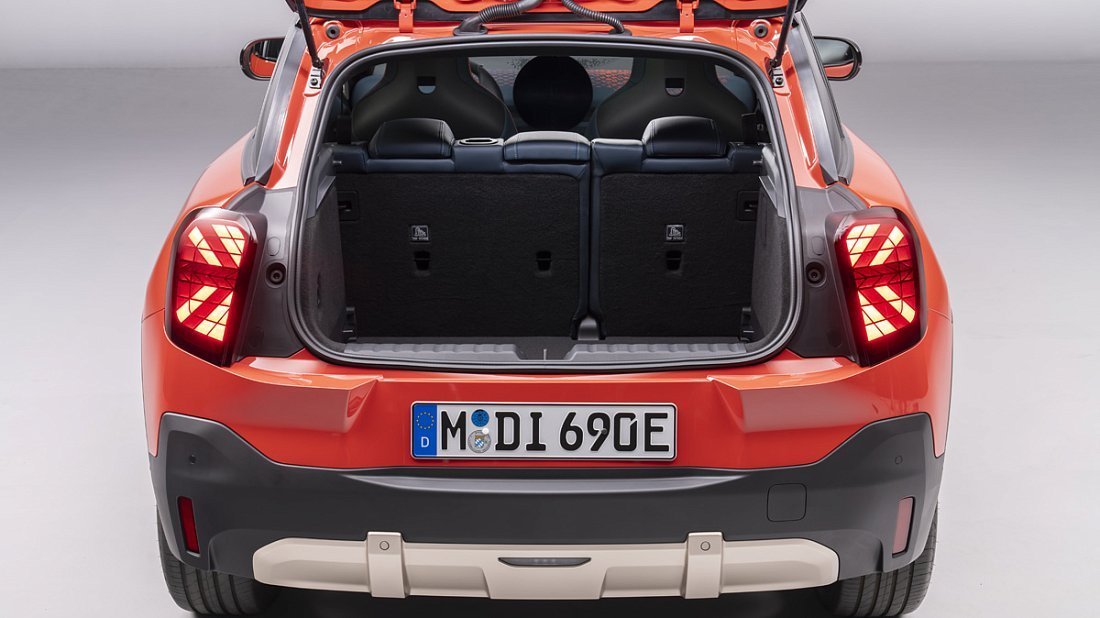 Mini Aceman SE (2024-…) багажник, сиденья подняты, грузовое пространство, объем багажника, вместимость багажника, место для хранения