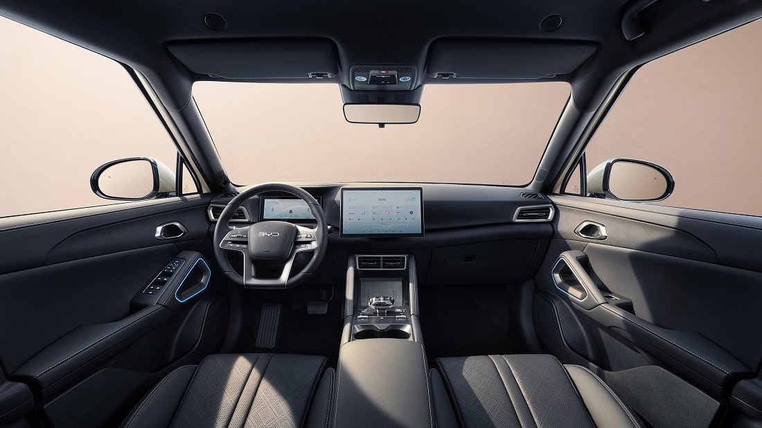 BYD Atto 2 Active FWD (2025-…) интерьер, переднее сиденье, водительское сиденье, приборная панель, рулевое колесо, информационно-развлекательная система, кокпит