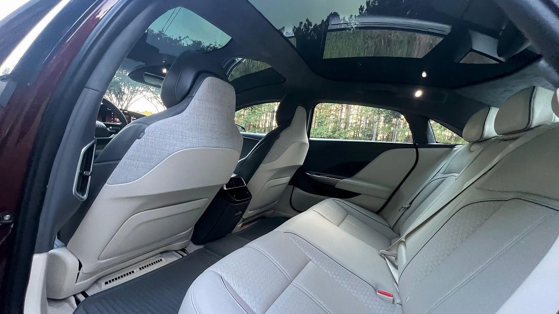 Lucid Air Dream Edition Performance (2021-2022) задние сиденья, пассажирские сиденья, пространство для ног, пространство над головой, интерьер