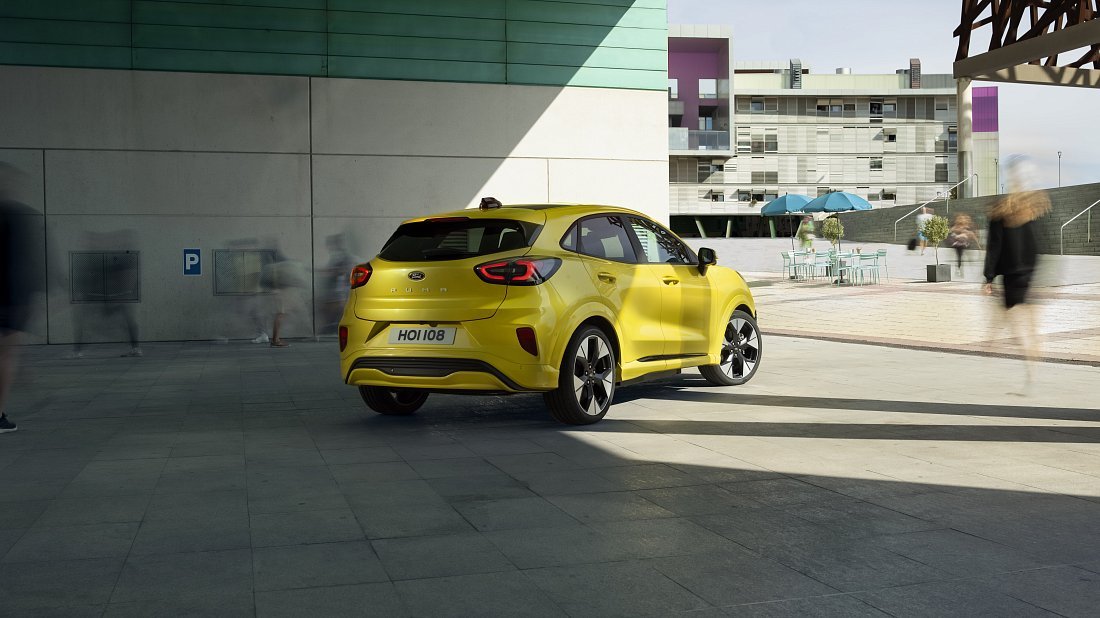 Ford Puma Gen-E FWD (2024-…) задняя часть в три четверти, вид в три четверти, диагональ, экстерьер
