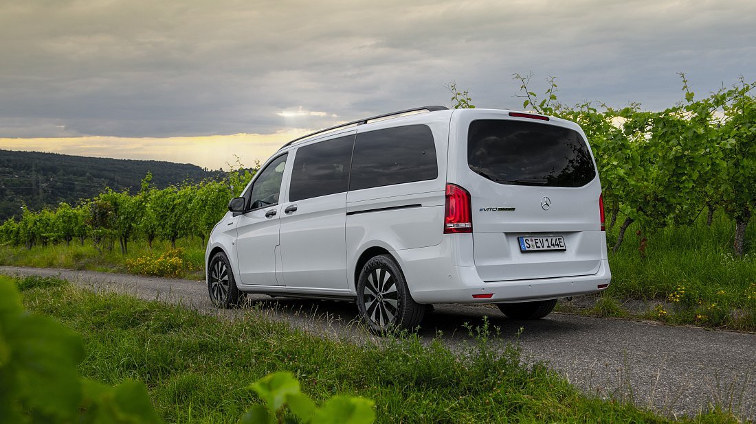 Mercedes eVito Tourer Long 90 kWh (2020-2023) задняя часть в три четверти, вид в три четверти, диагональ, экстерьер