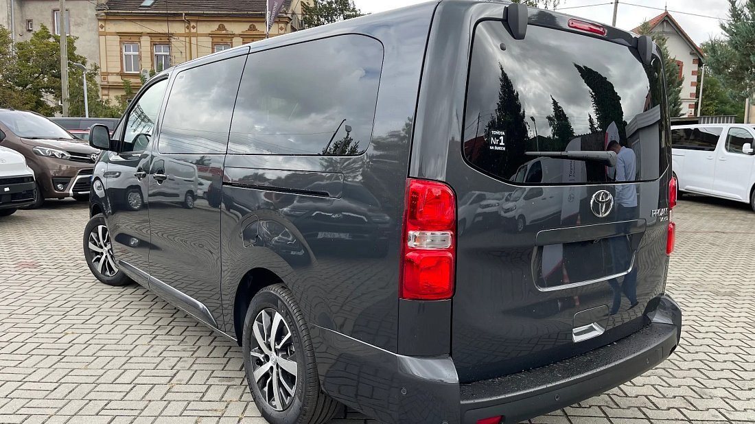 Фото Toyota Proace Verso Electric L2 75 kWh (2024-...) задняя часть под углом
