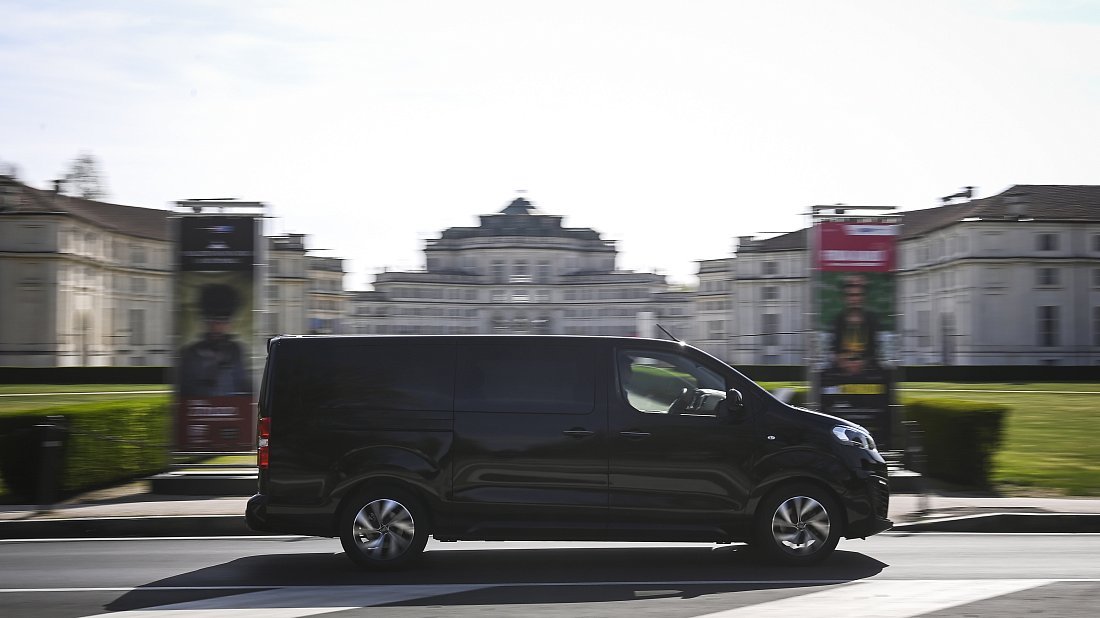 Fiat E-Ulysse L2 50 kWh (2022-2024) вид сбоку, силуэт, двери, колеса, экстерьер