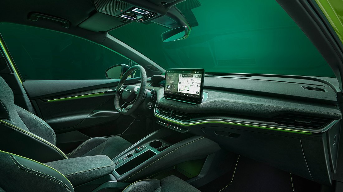 Škoda Elroq RS (2025-...) интерьер, переднее сиденье, водительское сиденье, приборная панель, рулевое колесо, информационно-развлекательная система, кокпит